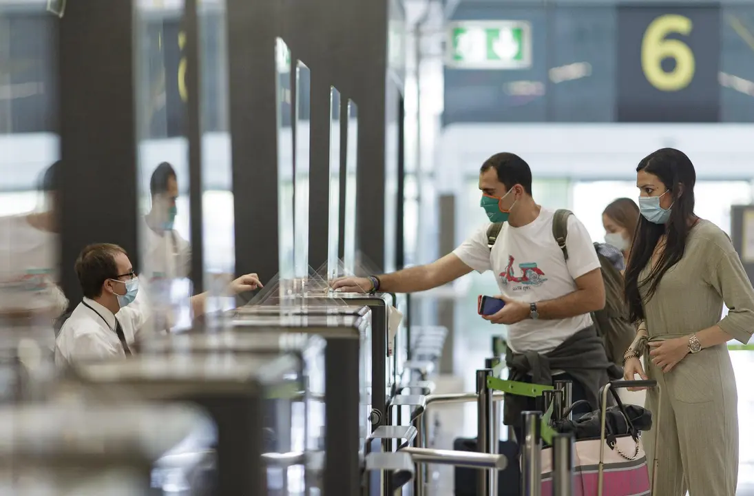 Pasajeros con sus maletas en las instalaciones de la Terminal T4 del Aeropuerto Adolfo Su&aacute;rez Madrid-Barajas. 