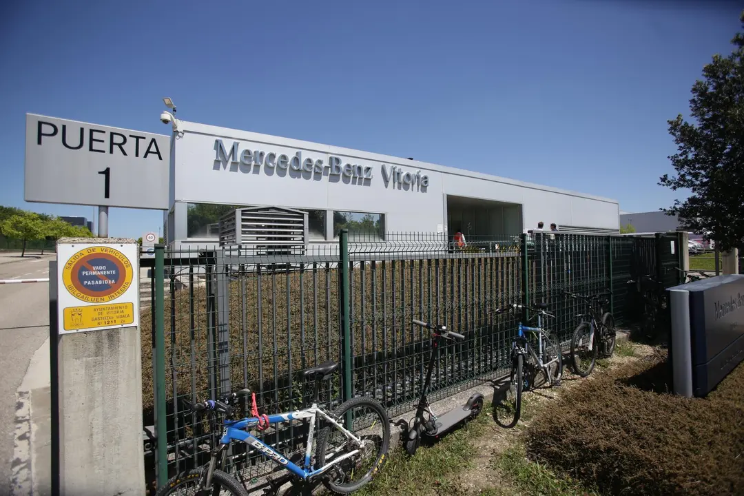 La planta de Mercedes de Vitoria vuelve a trabajar a tres turnos, entrada del segundo turno por primera vez en meses. Entran los trabajadores de Mercedes y otras empresas que trabajan en la planta. Todos los trabajadores han recibido mascarilla de protecci&oacute;n y se les ha tomado la temperatura con una c&aacute;mara t&eacute;rmica. La entrada ha sido &aacute;gil y sin aglomeraciones.