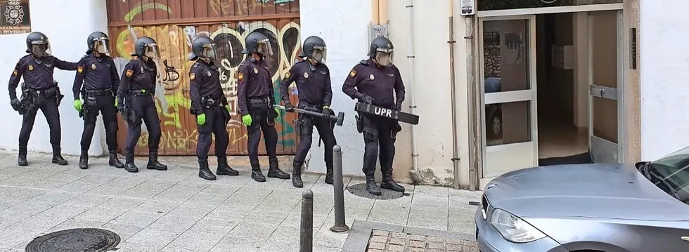Agentes de la Polic&iacute;a Nacional durante la intervenci&oacute;n. / alerta