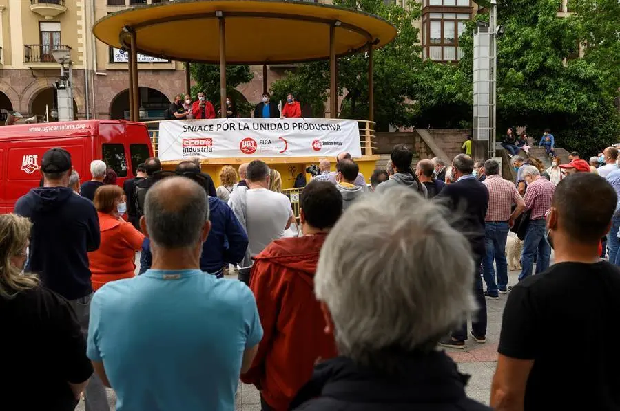 TORRELAVEGA, 19/06/2020.- Los extrabajadores de Sniace, quienes han pedido apoyo a la sociedad de Torrelavega y a los representantes pol&iacute;ticos para que se mantenga la unidad productiva durante la liquidaci&oacute;n, durante una concentraci&oacute;n este viernes, a la espera que llegue un proyecto industrial serio, con futuro y quede al margen de las posibles especulaciones. en Torrelavega, Cantabria. EFE/Pedro Puente Hoyos
