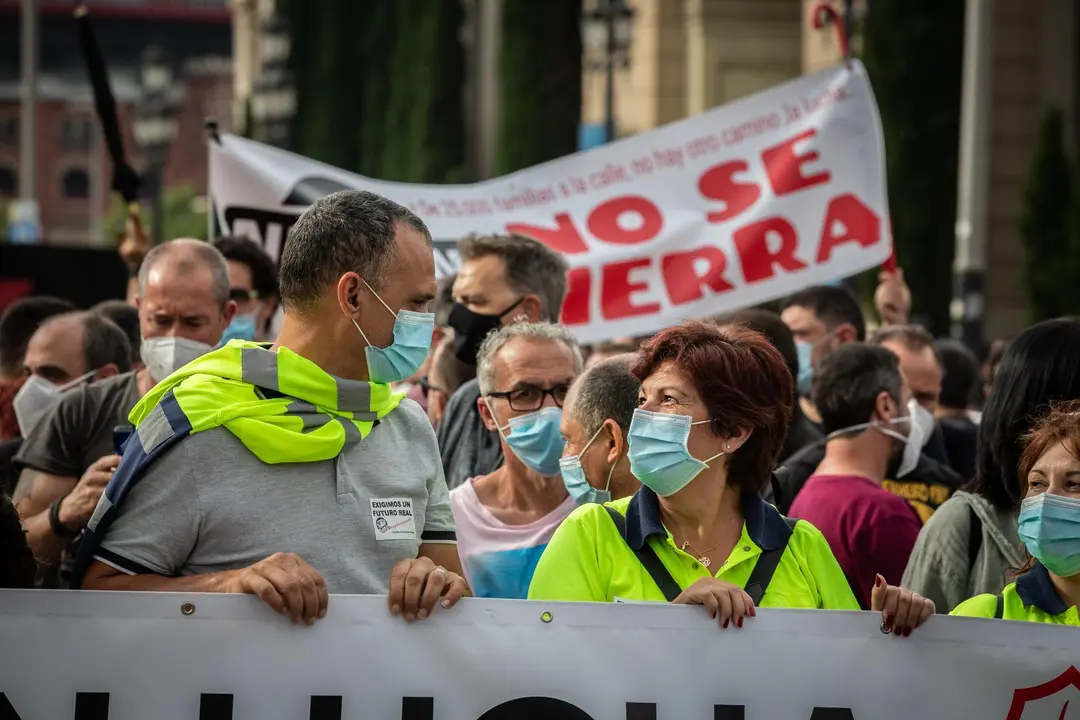 Una multitud de personas durante una nueva manifestaci&oacute;n de trabajadores de Nissan, esta vez en la Plaza de Espa&ntilde;a.
