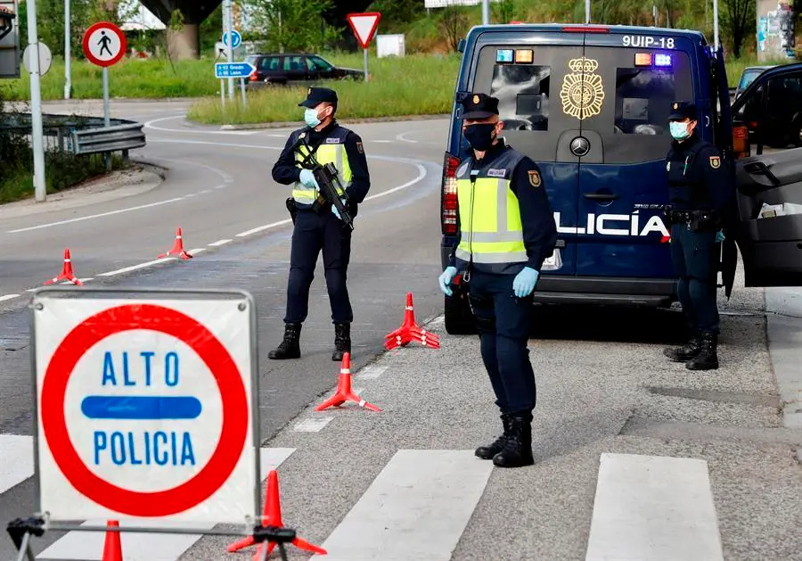 Control de la Polic&iacute;a Nacional en una jornada del estado de alarma a causa de la pandemia del coronvirus. /J.L. Cereijido/Archivo