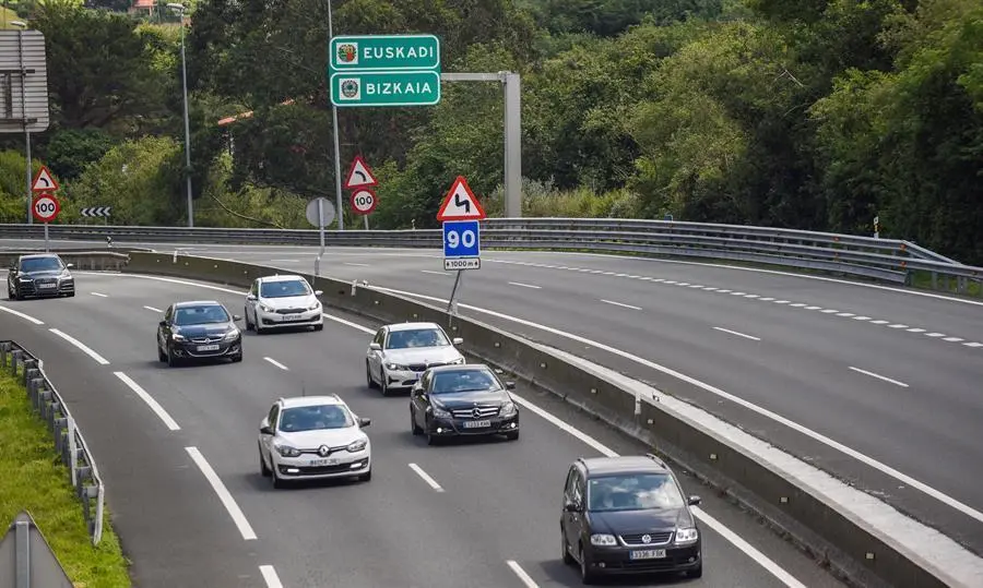 EL HAYA, 19/06/2020.- El tr&aacute;fico circula con bastante densidad y sin incidentes en la autopista AP-8 en el l&iacute;mite entre Bizkaia y Cantabria, a su paso por El Haya (Cantabria), en las primeras horas de la tarde de este viernes, en el se estima que entre 50.000 y 60.000 coches llegar&aacute;n desde Euskadi a Cantabria, donde miles de vascos tienen sus segundas residencias, que no pueden visitar desde que se decret&oacute; el estado de alarma el 15 de marzo. EFEM/iguel To&ntilde;a