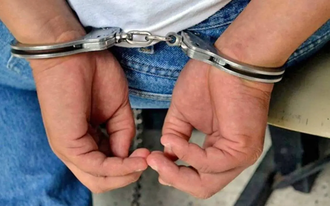 detenido esposas
