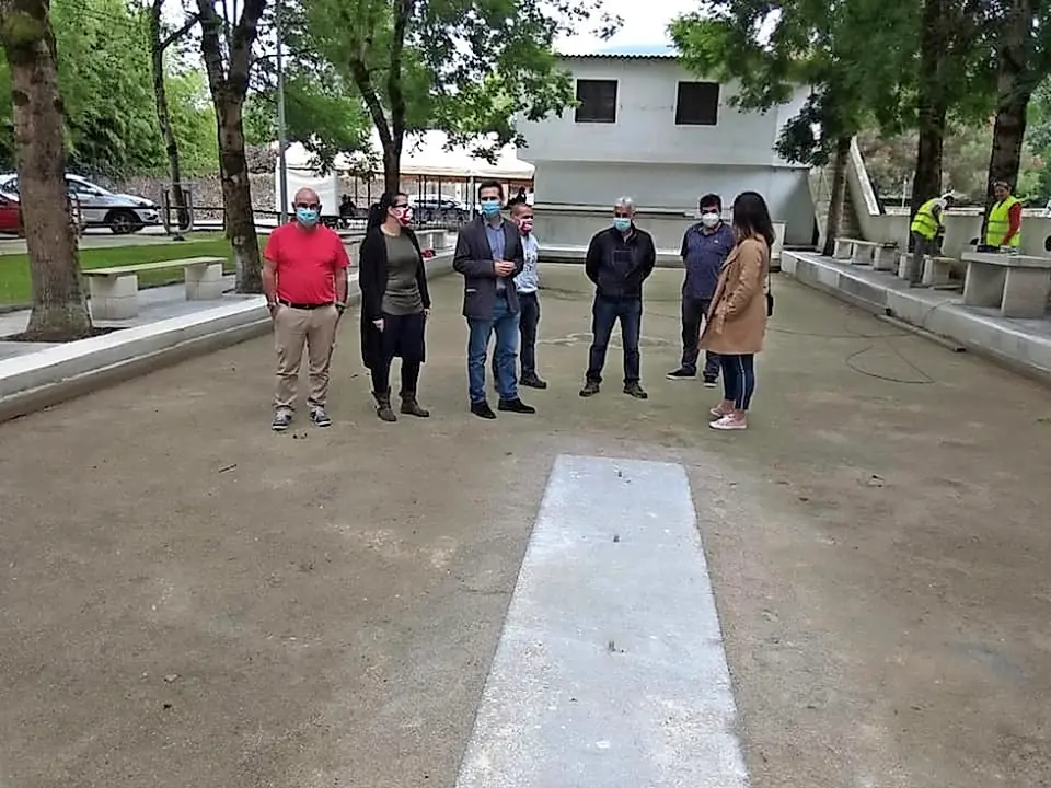 La bolera de Las Fraguas (Arenas de Igu&ntilde;a), donde jugar&aacute; sus partidos la Pe&ntilde;a Andros La Serna, tendr&aacute;n un corro renovado tras las obras de mejora en las que el Gobierno est&aacute; invirtiendo m&aacute;s de 32.600 euros. Mario Iglesias, director general de Deportes, visit&oacute; el estado del proyecto junto a los miembros de la Junta Vecinal de Las Fraguas.