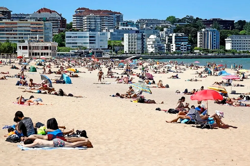 Las playas de la Comunidad Aut&oacute;noma &laquo;son seguras&raquo; y que los sistemas de depuraci&oacute;n &laquo;est&aacute;n funcionando frente al virus&raquo;. / JOS&Eacute; RAM&Oacute;N