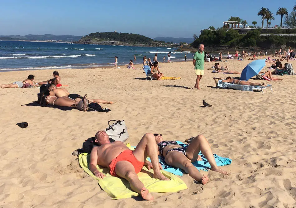 Varias personas disfrutan de la playa del Sardinero, Cantabria. / J. RAM&Oacute;N