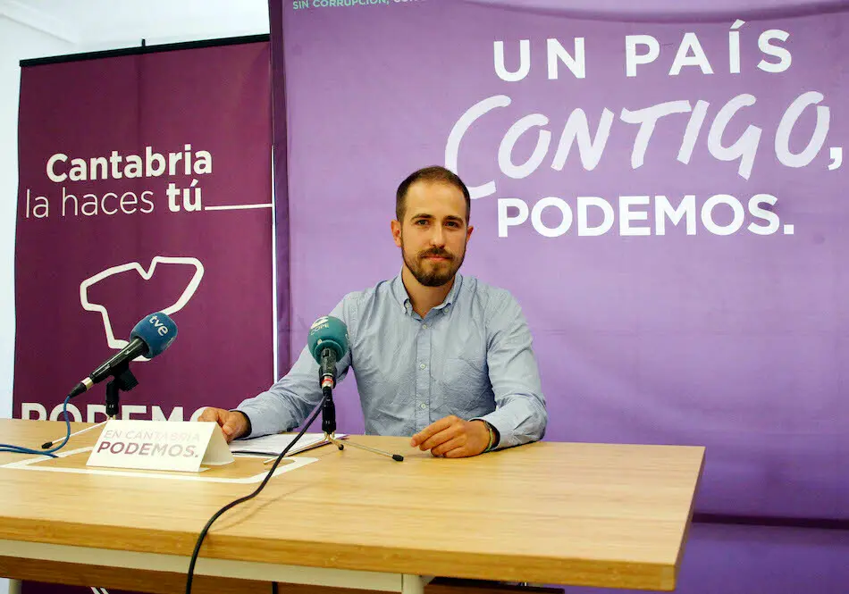 El coordinador auton&oacute;mico de Podemos Cantabria, Luis del Pi&ntilde;al durante la rueda de prensa ofrecida hoy. / J. RAM&Oacute;N