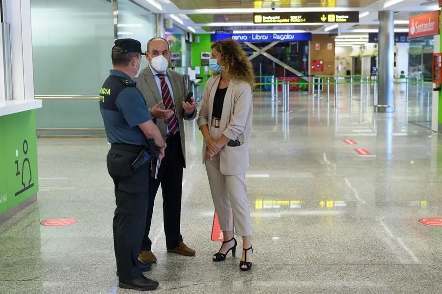 La delegada del Gobierno en Cantabria, Ainoa Qui&ntilde;ones (d), visita el aeropuerto Seve Ballesteros acompa&ntilde;ado por el director de la instalaci&oacute;n aeroportuaria, Bienvenido Rico (2-i), este lunes en Malia&ntilde;o, Cantabria. El aeropuerto recuperar&aacute; ma&ntilde;ana, martes, su actividad con un vuelo a Valencia tras tres meses sin operaciones por la crisis sanitaria del coronavirus. EFE/Pedro Puente Hoyos