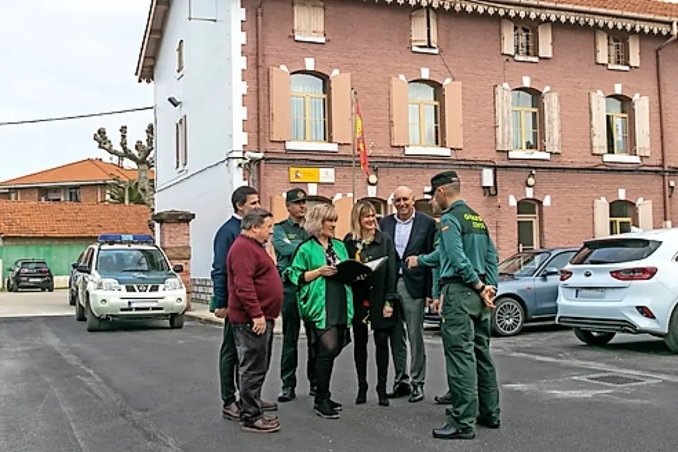 Rosa D&iacute;az, Ver&oacute;nica Samperio y Jos&eacute; Manuel Cabrero con varios ediles y guardias civiles en el cuartel de Polanco. / Alerta