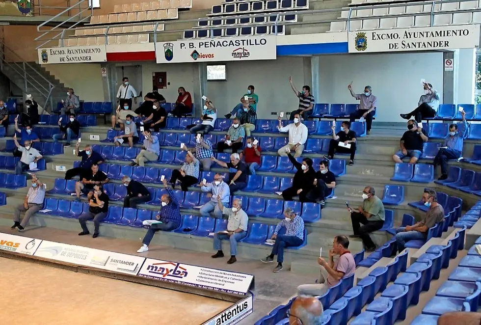 Los asamble&iacute;stas, durante una de las votaciones, ayer en la reuni&oacute;n que tuvo lugar en la bolera Mateo Grijuela. / jos&eacute; Ram&oacute;n