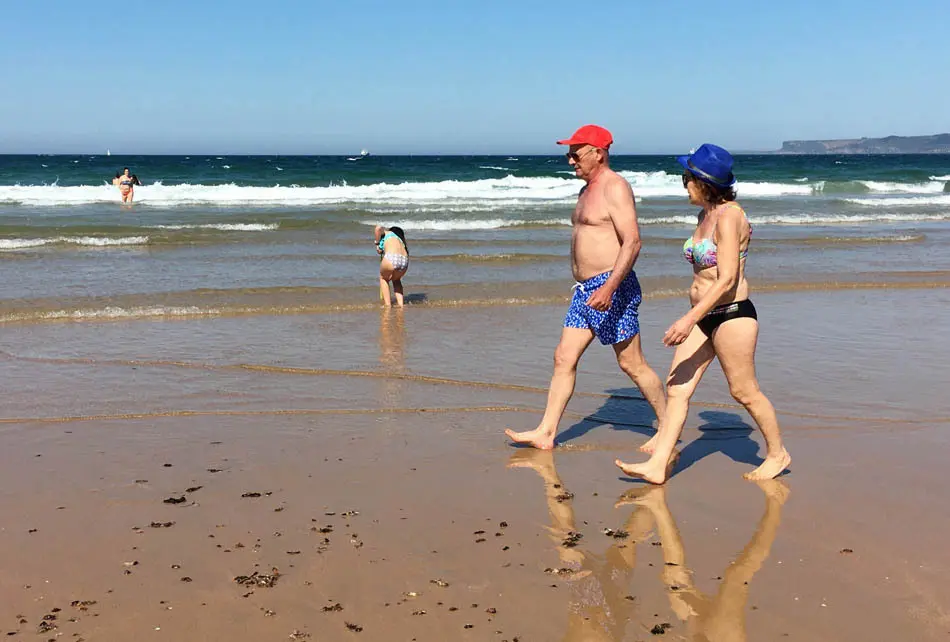 Dos personas pasean por la playa del Sardinero, Cantabria. / J. Ram&oacute;n