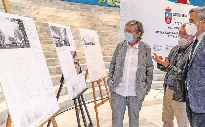 Gema Agudo, Roberto Onta&ntilde;&oacute;n y Pablo Zuloaga ante varios bocetos. / efe-pedro puente hoyos