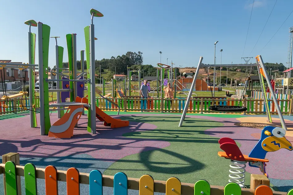 La alcaldesa de Polanco junto al  parque infantil de Rinconeda. / ALERTA