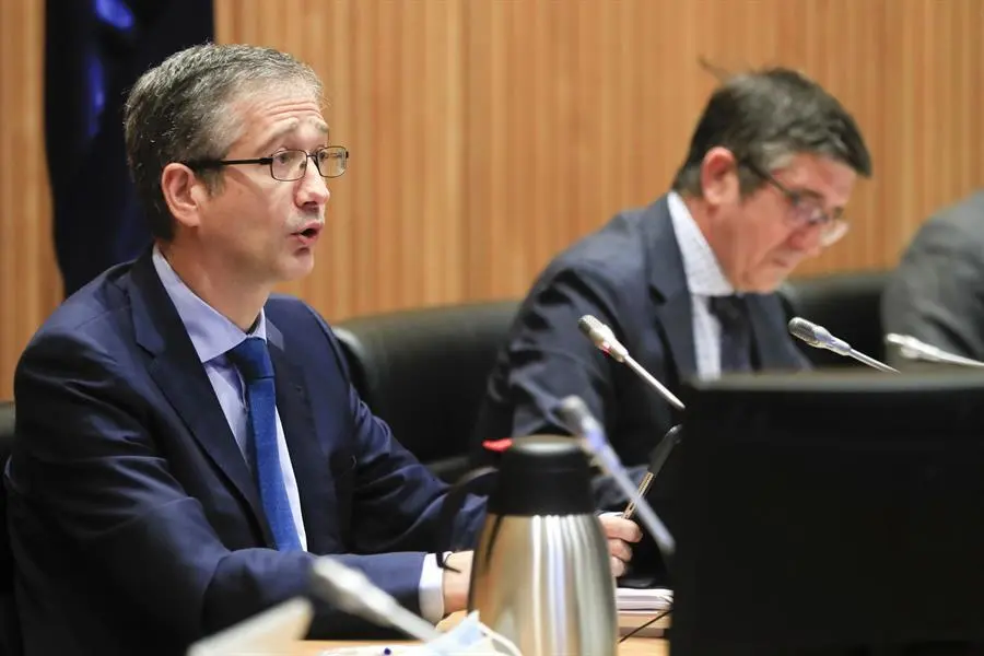 El gobernador del Banco de Espa&ntilde;a, Pablo Hern&aacute;ndez de Cos (i), comparece este martes. EFE/Fernando Alvarado