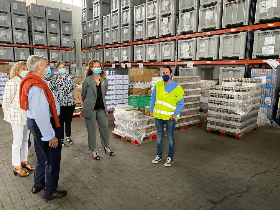 La delegada del Gobierno en Cantabria, Ainoa Qui&ntilde;ones, durante la visita al Banco de Alimentos de Cantabria. / ALERTA