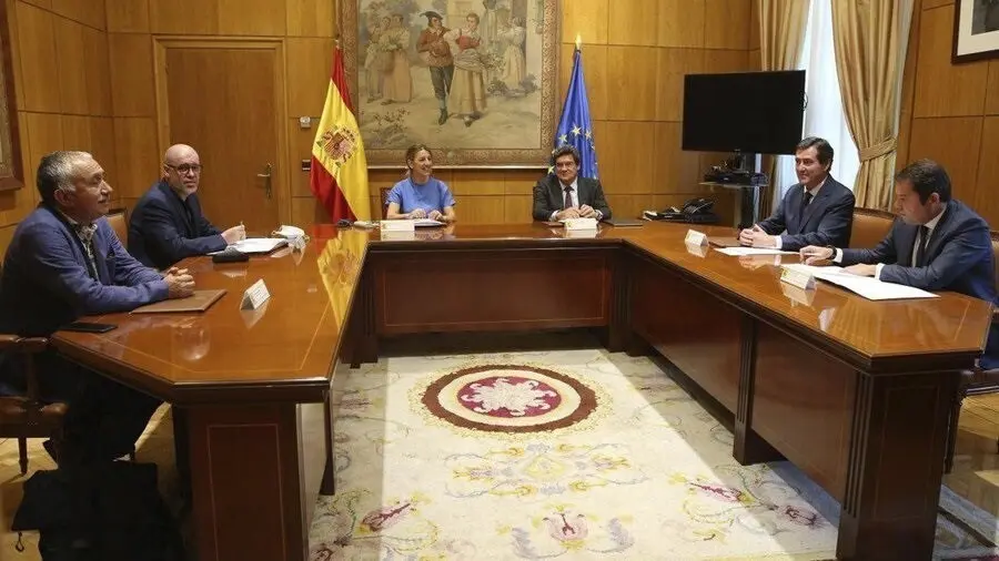 La ministra de Trabajo y Econom&iacute;a Social, Yolanda D&iacute;az, junto con el ministro de Inclusi&oacute;n, Seguridad Social y Migraciones, Jos&eacute; Luis Escriv&aacute;, y los agentes sociales.