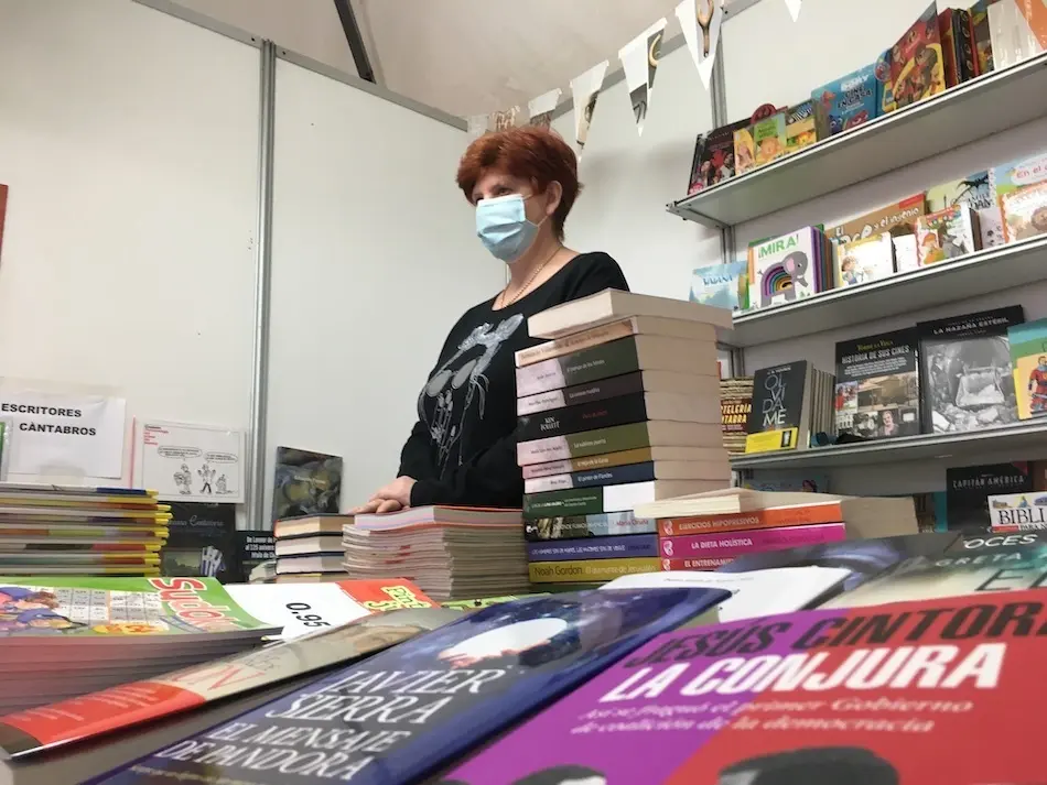 La dependiente espera a los posibles clientes en el stand de la librer&iacute;a La Virgen Grande de Torrelavega. / S.D.