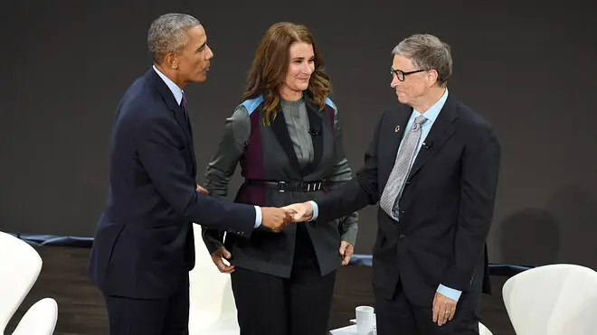 La Alianza Mundial para la Vacunaci&oacute;n gana el Premio Princesa de Cooperaci&oacute;n
El co-fundador de Microsoft y fil&aacute;ntropo Bill Gates (d), participa junto con su mujer Melinda Gates (i), copresidenta junto con &eacute;l de la Fundaci&oacute;n Bill y Melinda Gates, durante una mesa redonda. EFE / LAURENT GILLIERON / Archivo
