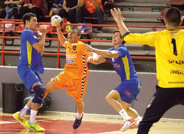 Genio Gonz&aacute;lez en un encuentro con el BM Torrelavega. / sa&uacute;l ceballos