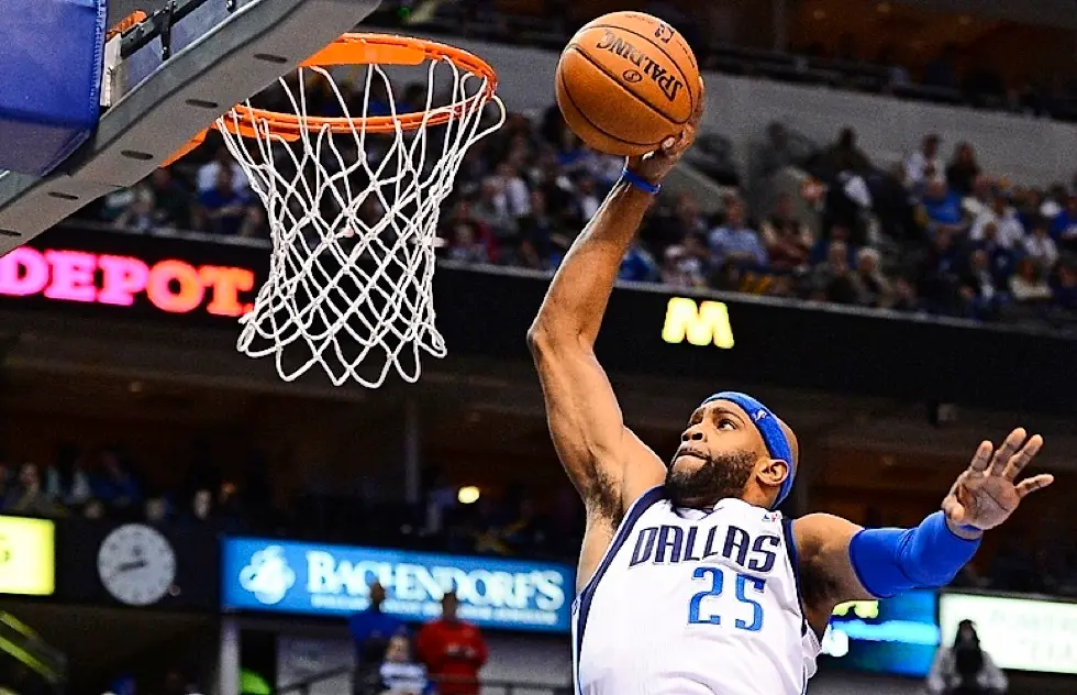 Vince Carter machacando el aro en una imagen de archivo. / EFE