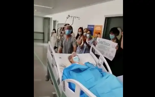 Los sanitarios aplauden a Santiago, &uacute;ltimo paciente de la UCI.