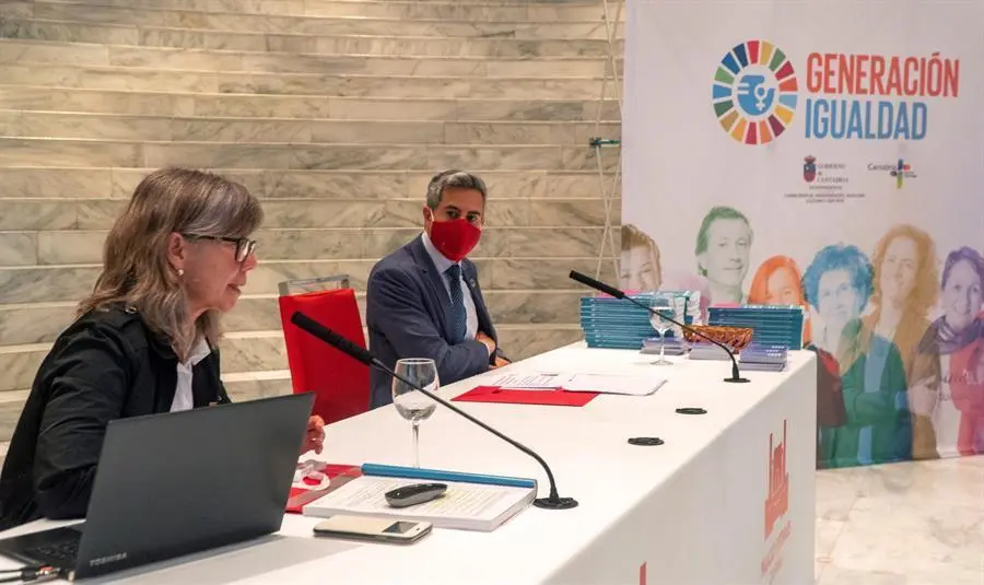 La directora de Igualdad y Mujer del Gobierno de Cantabria, Consuelo Guti&eacute;rrez (i) y el vicepresidente de Cantabria, Pablo Zuloaga este viernes en Santander durante la presentaci&oacute;n de la Memoria 2019 sobre violencia de G&eacute;nero en Cantabria. EFE/ Rom&aacute;n G Aguilera