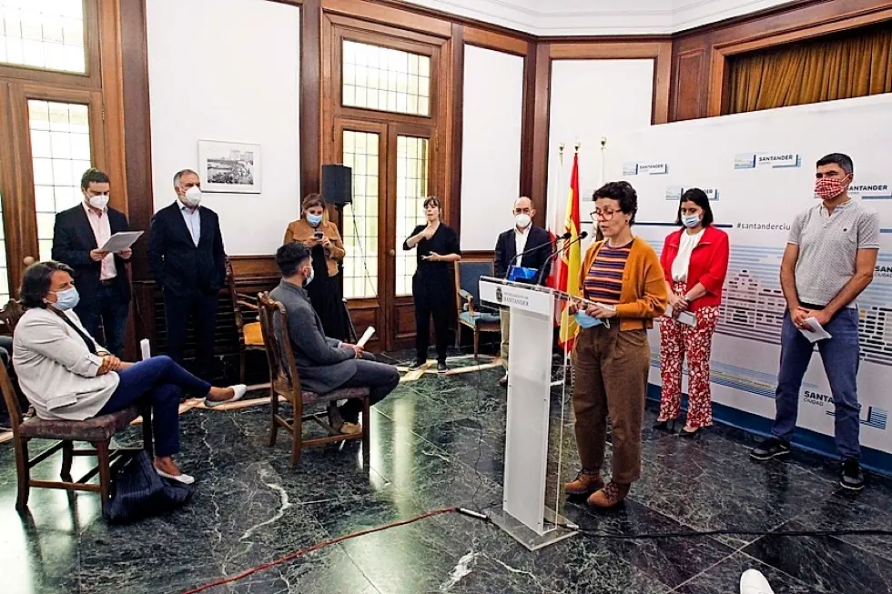 Un momento de la lectura del manifiesto ayer en el Ayuntamiento de Santander. / j. ram&oacute;n
