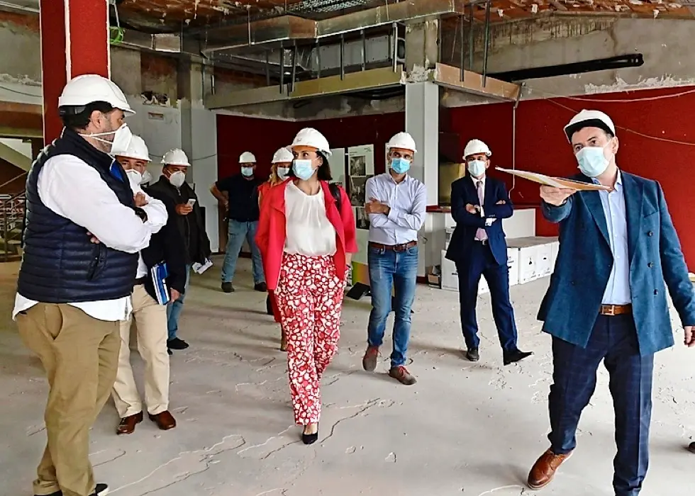 La alcaldesa visit&oacute; ayer las obras y ha expresado su satisfacci&oacute;n porque la ciudad &laquo;pueda estar en el circuito de las mejores dotaciones para las personas mayores&raquo;. / ALERTA