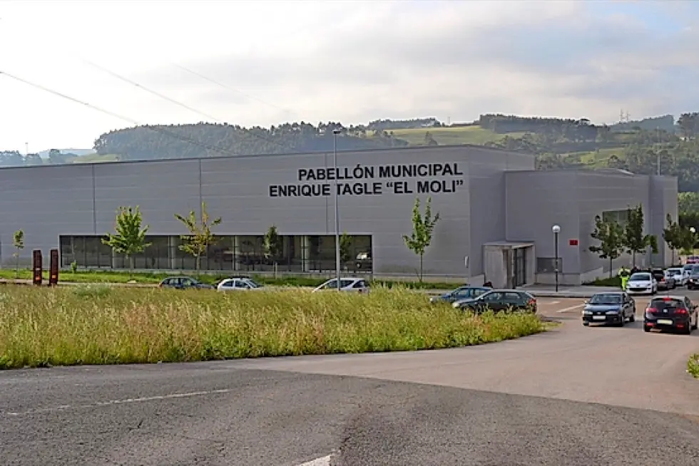 Im&aacute;genes de archivo del Polideportivo municipal Enrique Tagle &lsquo;El Moli&rsquo; de Parbay&oacute;n. / ALERTA