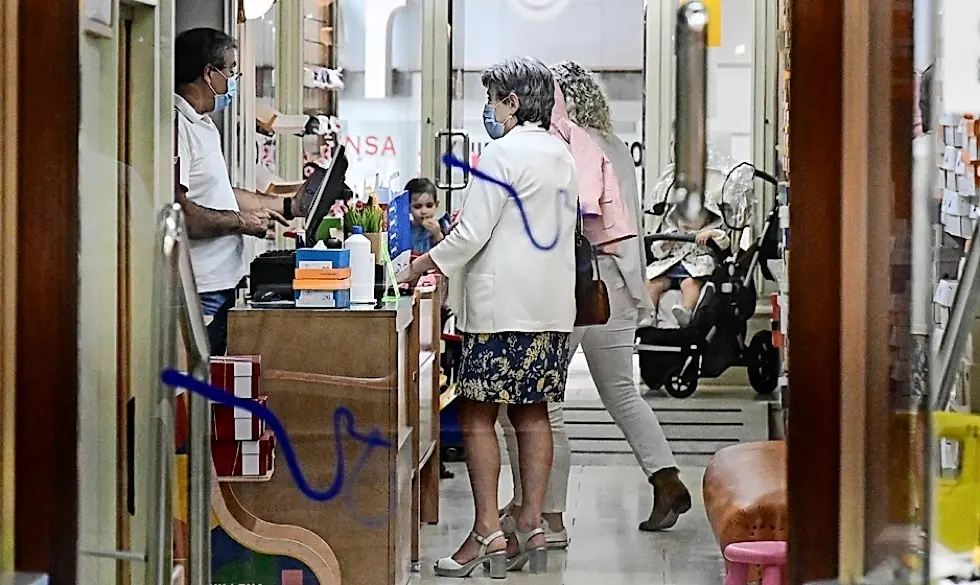 Dos personas son atendidas en un comercio de Santander. / Hardy