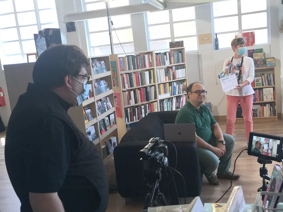Richard Zubelzu y su equipo durante el rodaje en la Librer&iacute;a La Voragine en Santander rodando 'Desmontando Armarios'. / S.D.