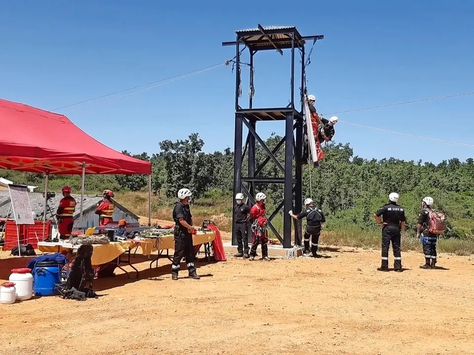 Sistema que utilizan en Le&oacute;n para practicar rescates simulados en cavidades. / alerta