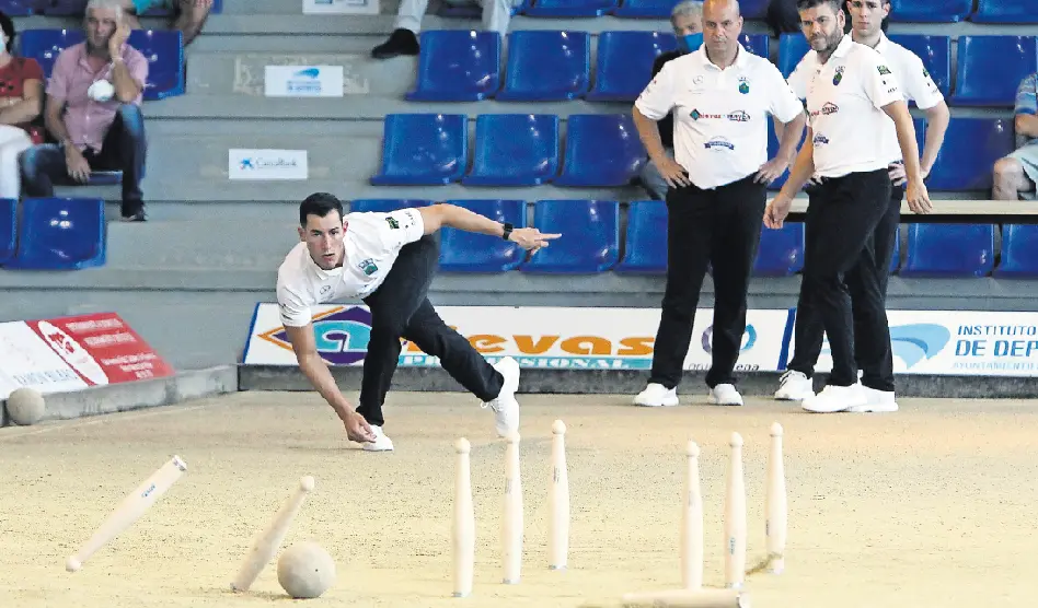 El jugador de Pe&ntilde;acastillo Anievas Mayba V&iacute;ctor Gonz&aacute;lez birlando. / Jos&eacute; Ram&oacute;n