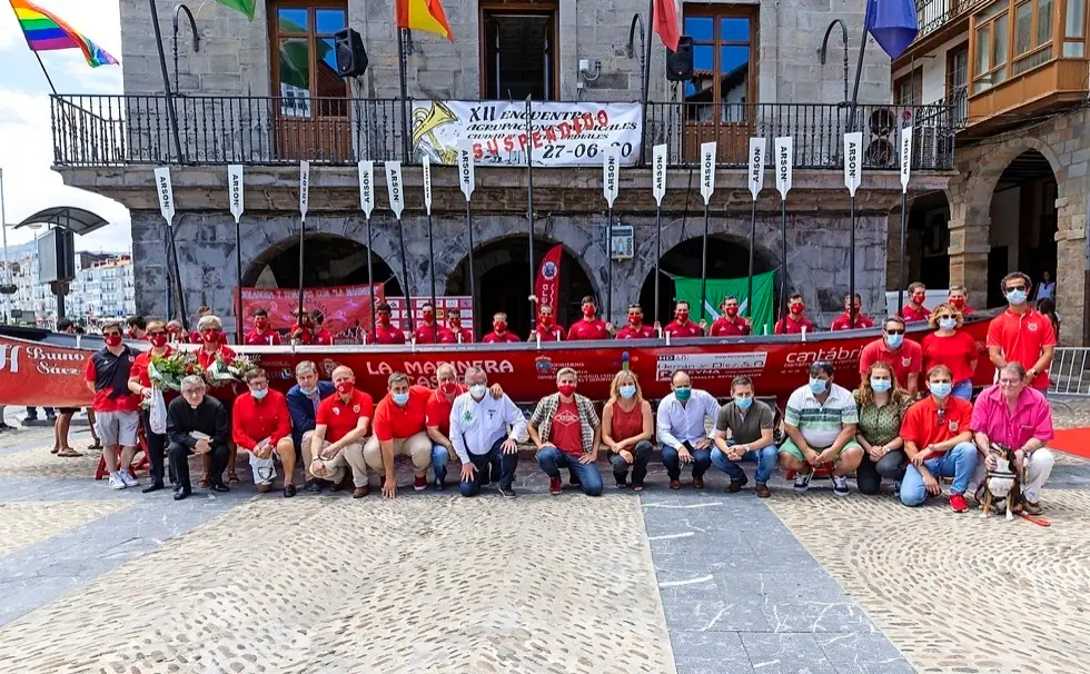 Autoridades, directiva, cuerpo t&eacute;cnico y remeros de &lsquo;La Marinera&rsquo; posan para la foto de familia con la nueva embarcaci&oacute;n. / AlertA