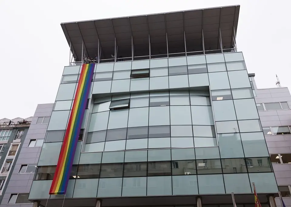 #Cantabria se suma al D&iacute;a del #Orgullo desplegando una gran lona con el arco&iacute;ris en la sede del #Gobierno.