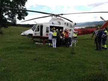 Helic&oacute;ptero del Gobierno evac&uacute;a a una mujer grave tras caerse del caballo