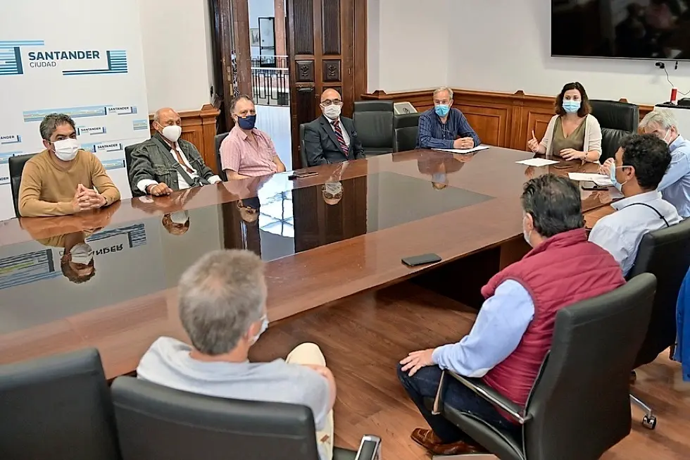 La edil Miriam D&iacute;az con los representantes de las asociaciones de comerciantes ambulantes. / ALERTA