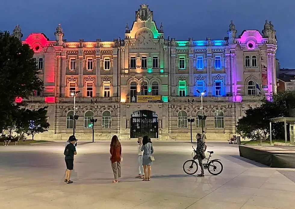 El Ayuntamiento se ilumin&oacute; con los colores del arco&iacute;ris en honor del Dia del Orgullo 2020.