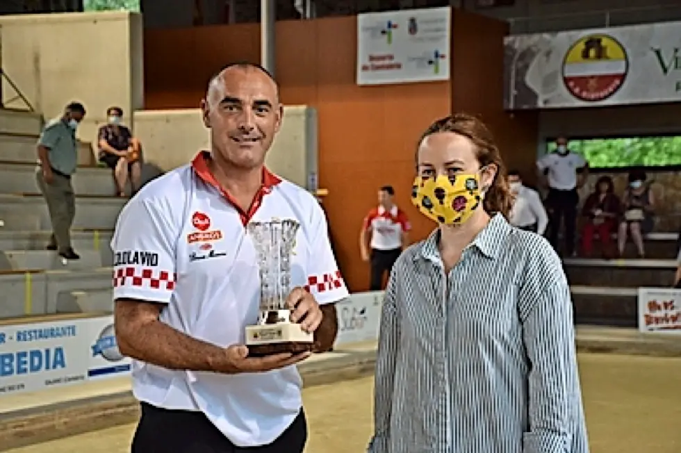 Jos&eacute; Manuel Lavid recibe el trofeo de manos de Cecilia Garc&iacute;a. / Hoyos