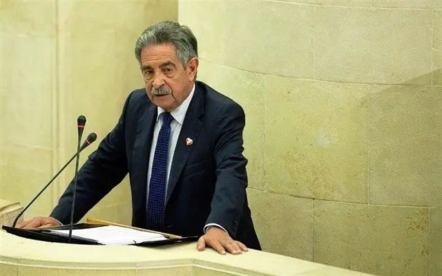 El presidente regional, Miguel &Aacute;ngel Revilla durante su comparecencia hoy en el Parlamento de Cantabria.