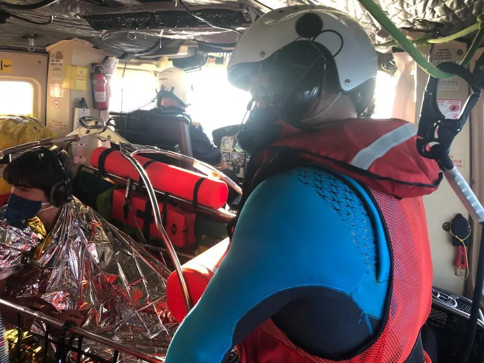 Servicio de rescate mientras trasladan al j&oacute;ven herido.