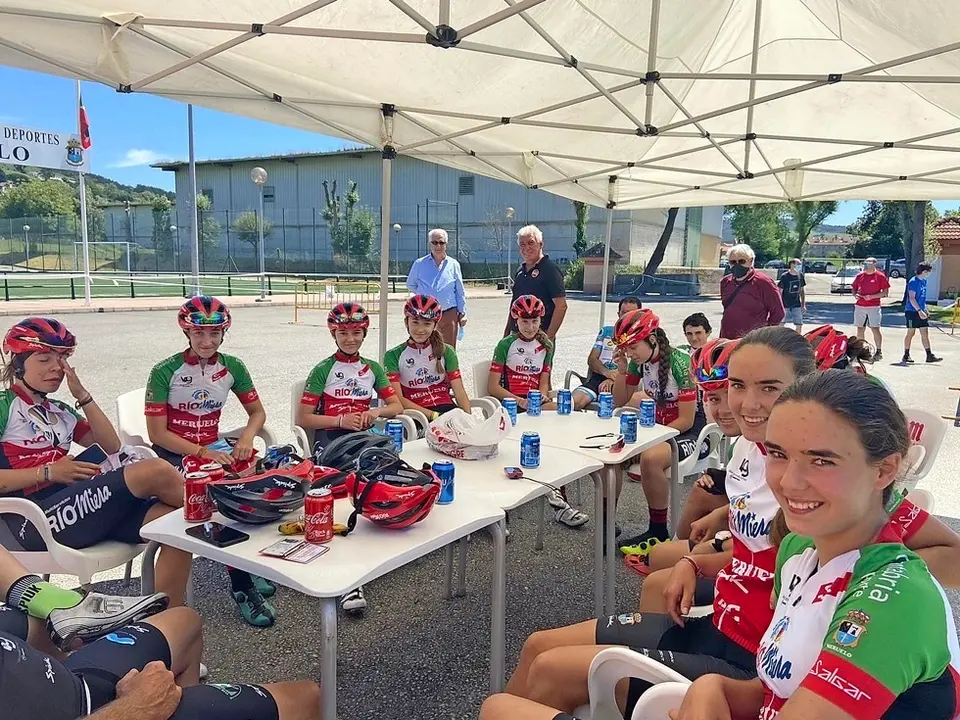 Las corredoras del Club Ciclista Meruelo antes de un entrenamiento. / ALERTA