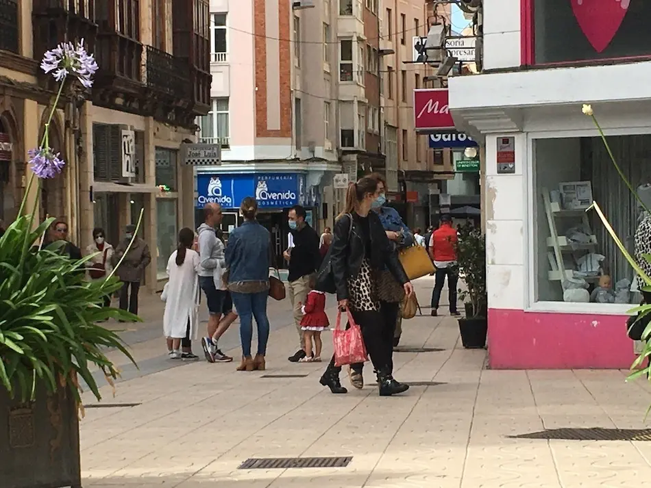 Varias personas caminan por la c&eacute;ntrica calle de Seraf&iacute;n Escalante en Torrelavega. / S.D.