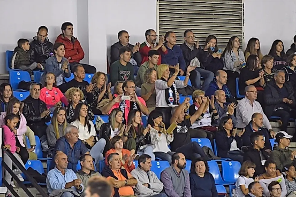 Grada de La Albericia, donde se suele congregar casi un millar de aficionados. / alerta