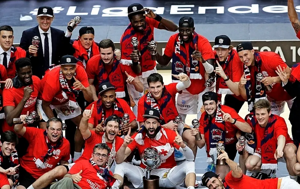 La plantilla y el cuerpo t&eacute;cnico del Baskonia posa con el trofeo de campeones de la Liga ACB. / EFE