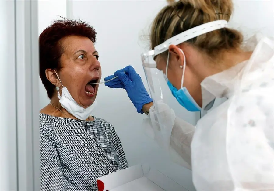 Una mujer se somete a una prueba de coronavirus en el aeropuerto de Fr&aacute;ncfort en Alemania, este martes. El aeropuerto de Fr&aacute;ncfort cuenta, desde hoy, con un centro de pruebas de coronavirus donde no es necesaria cita previa. EFE/ Ronald Wittek