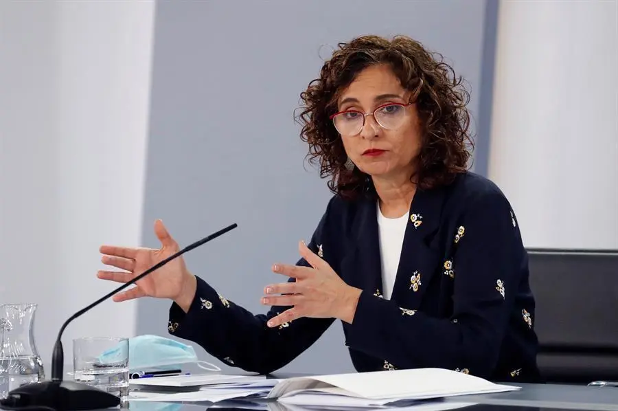 La ministra de Hacienda y portavoz del Gobierno, Mar&iacute;a Jes&uacute;s Montero, ofrece una rueda de prensa. EFE/Chema Moya
