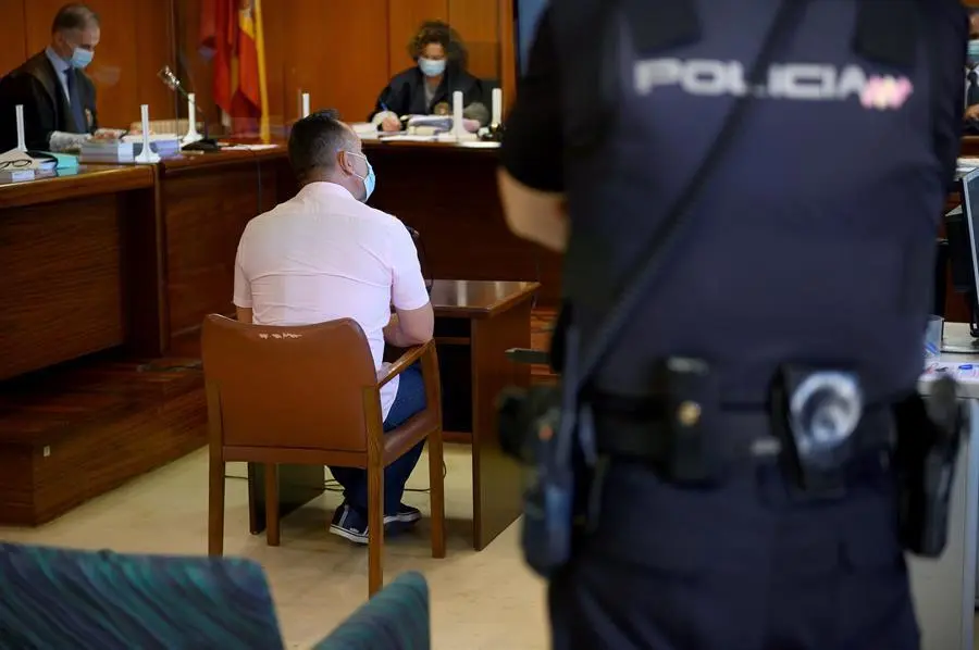 Vista del hombre que ha sido sentenciado a cuatro a&ntilde;os de prisi&oacute;n por disparar a un joven a la cabeza con un rev&oacute;lver en las inmediaciones de una discoteca de Castro Urdiales (Cantabria), aunque la bala acab&oacute; impactando en la mano de la v&iacute;ctima, este martes en los tribunales de la capital c&aacute;ntabra. EFE/Pedro Puente Hoyos