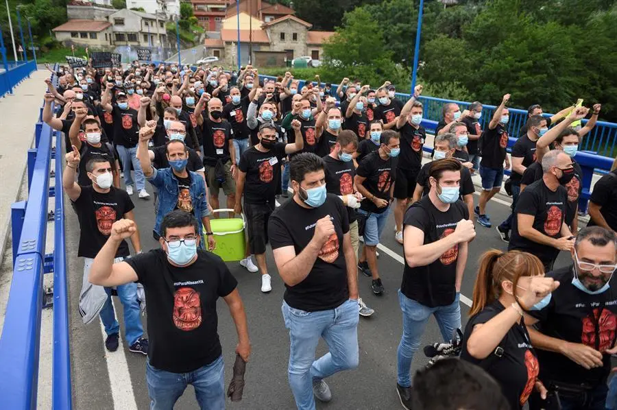 Unos 300 empleados de Nissan en Barcelona se han desplazado esta ma&ntilde;ana hasta Cantabria, donde Nissan tiene otra planta productiva en la localidad de Los Corrales de Buelna, para manifestarse en contra del cierre de las factor&iacute;as de Barcelona. EFE/Pedro Puente Hoyos